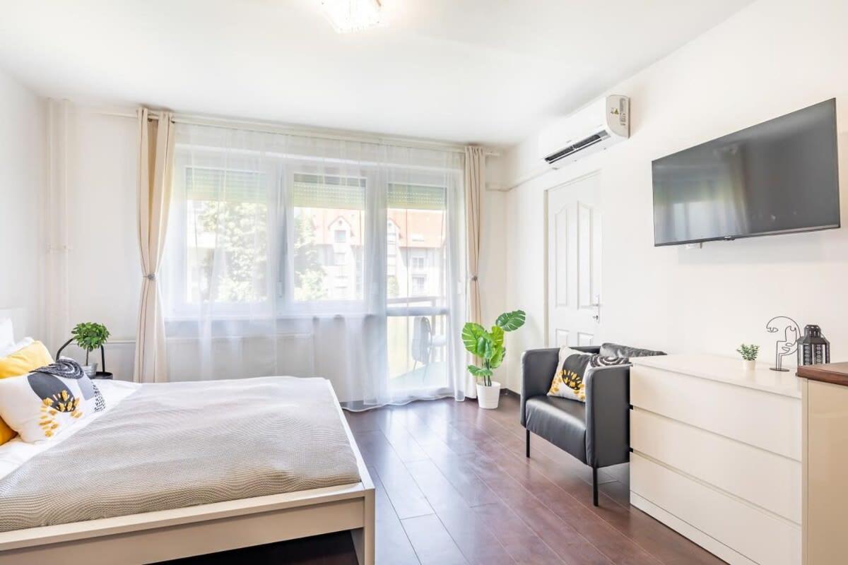 Sunny Balcony - Cute And Cozy Apartment Budapest Bagian luar foto