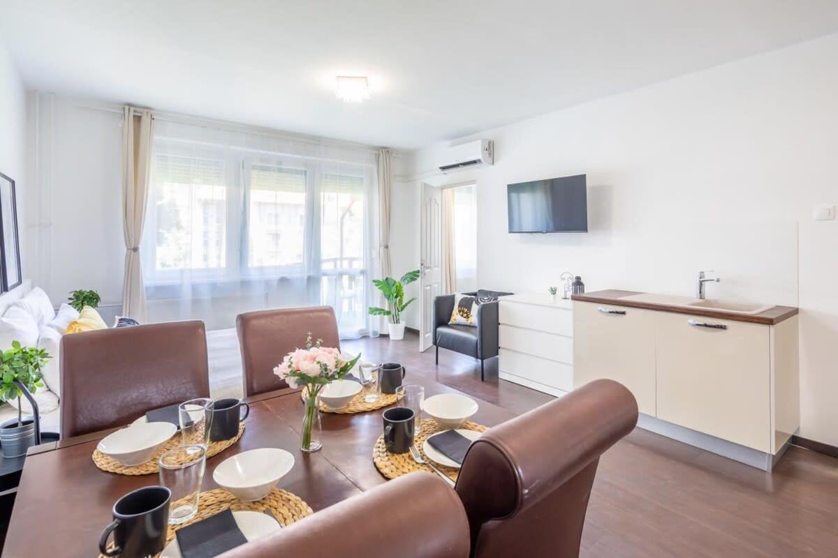 Sunny Balcony - Cute And Cozy Apartment Budapest Bagian luar foto