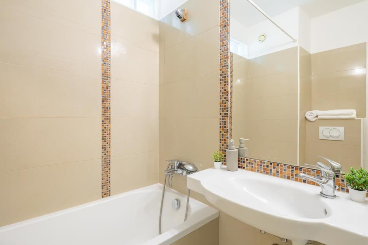 Sunny Balcony - Cute And Cozy Apartment Budapest Bagian luar foto