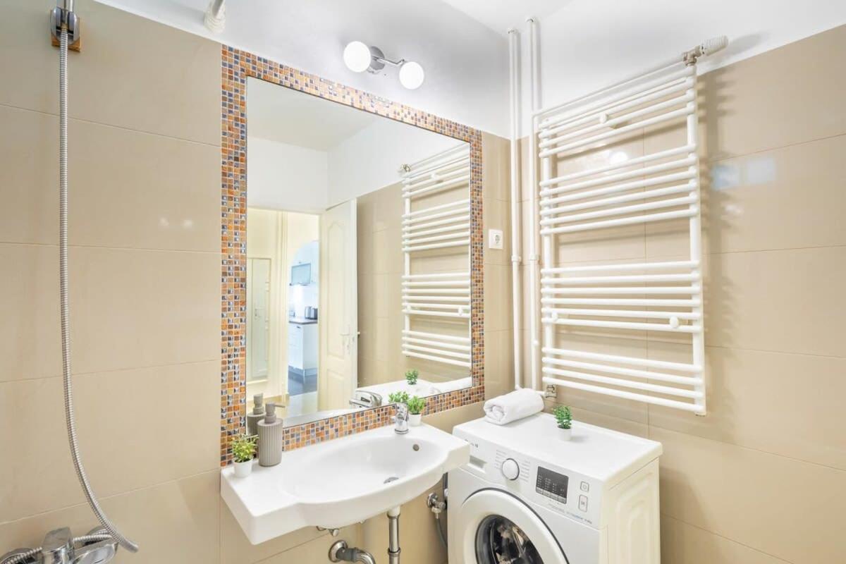 Sunny Balcony - Cute And Cozy Apartment Budapest Bagian luar foto