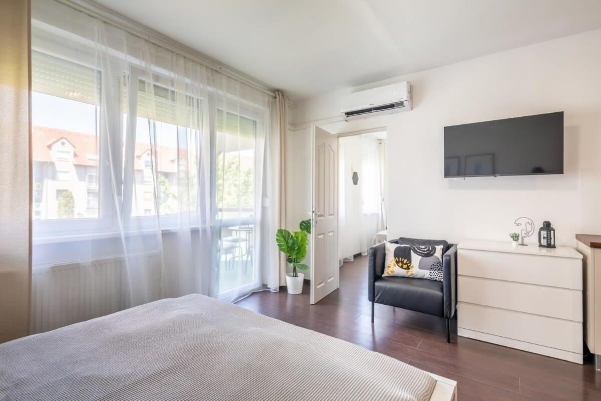 Sunny Balcony - Cute And Cozy Apartment Budapest Bagian luar foto